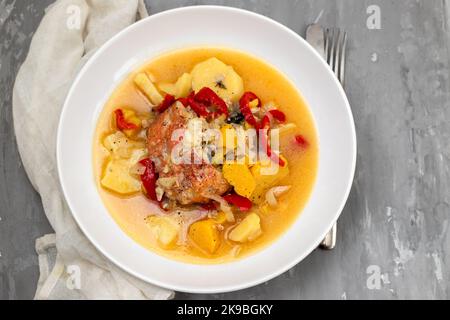 tipico stufato di pesce portoghese caldeirada su piatto bianco in ceramica Foto Stock