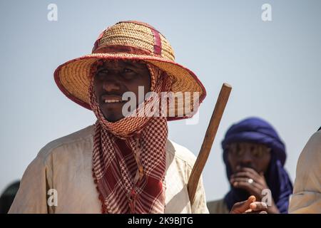 Tribù africane, Nigeria, Stato di Borno, città di Maiduguri. La tribù dei Fulani è vestita tradizionalmente con abiti colorati Foto Stock