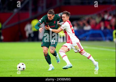 Kostas Tsimikas di Liverpool (a sinistra) e Francisco Conceicao di Ajax combattono per la palla durante la partita della UEFA Champions League Alla Johan Cruyff Arena di Amsterdam, Olanda. Data immagine: Mercoledì 26 ottobre 2022. Foto Stock