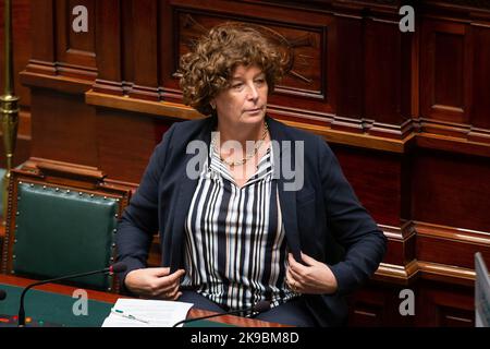 Il vice primo ministro e ministro dei servizi pubblici e delle imprese statali Petra De Sutter ha illustrato la situazione nel corso di una sessione plenaria della Camera al Parlamento federale a Bruxelles, giovedì 27 ottobre 2022. FOTO DI BELGA JAMES ARTHUR GEKIERE Foto Stock