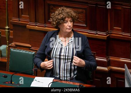 Il vice primo ministro e ministro dei servizi pubblici e delle imprese statali Petra De Sutter ha illustrato la situazione nel corso di una sessione plenaria della Camera al Parlamento federale a Bruxelles, giovedì 27 ottobre 2022. FOTO DI BELGA JAMES ARTHUR GEKIERE Foto Stock