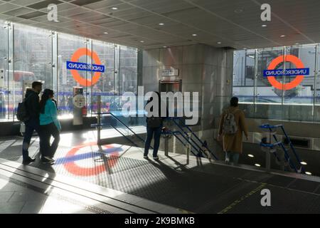 UK Weather, London, 26 ottobre 2022: All'ingresso del Cardinal Place alla stazione della metropolitana Victoria, la luce fluisce attraverso le finestre, proiettando l'immagine del roundel Transport for London sul terreno. Mentre Londra è piena di famiglie che si godono il caldo a metà termine, un futuro più oscuro attende con l'azione industriale RMT prevista per il 5, 7 e 9 novembre. Anna Watson/Alamy Live News Foto Stock