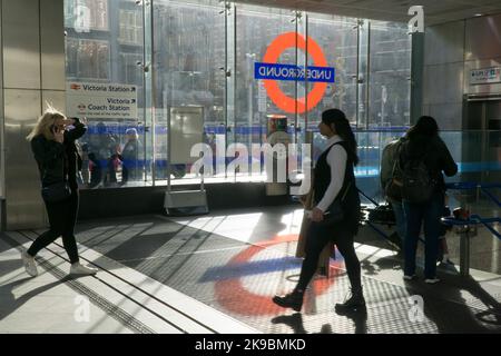 UK Weather, London, 26 ottobre 2022: All'ingresso del Cardinal Place alla stazione della metropolitana Victoria, la luce fluisce attraverso le finestre, proiettando l'immagine del roundel Transport for London sul terreno. Mentre Londra è piena di famiglie che si godono il caldo a metà termine, un futuro più oscuro attende con l'azione industriale RMT prevista per il 5, 7 e 9 novembre. Anna Watson/Alamy Live News Foto Stock