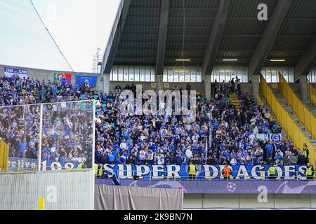 BRUGES, BELGIO - 26 OTTOBRE: Tifosi e sostenitori del RSC Anderlecht durante la partita del Gruppo B - UEFA Champions League tra il Club Brugge KV e il FC Porto al Jan Breydelstadion il 26 ottobre 2022 a Bruges, Belgio (Foto di Joris Verwijst/Orange Pictures) Foto Stock