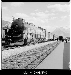 Treno passeggeri alla stazione ferroviaria di Banff. Canadian Pacific Railways, CPR T1b 5928 "Selkirk Class". Foto Stock