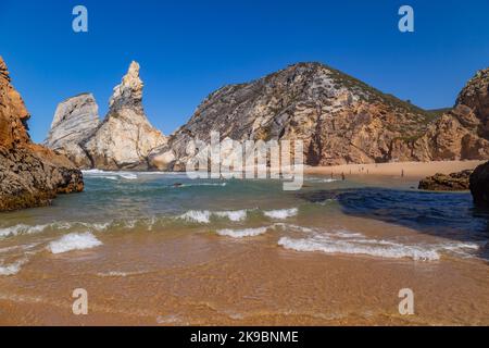 Sintra, Portogallo: 22 ottobre 2022 - Praia da Ursa (Spiaggia di Ursa) con gente, a Sintra, vicino a Lisbona, in Portogallo. Foto Stock