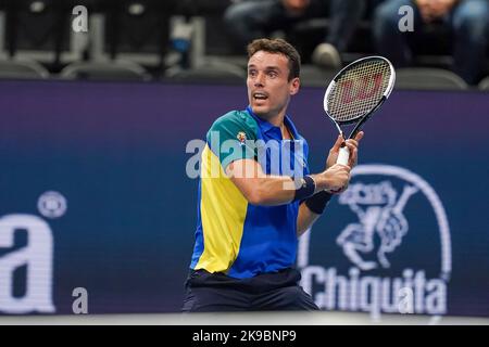 Basilea, Svizzera. 27th Ott 2022. Basilea, Svizzera, Ottobre 27th 2022: Roberto Bautista Augt (ESP) in azione durante la partita svizzera indoor ATP 500 tra Roberto Bautista Augt (ESP) e Andy Murray (GBP) al St. Jakobs-Park di Basilea, Svizzera. (Daniela Porcelli /SPP) Credit: SPP Sport Press Photo. /Alamy Live News Foto Stock