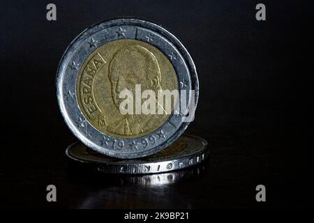 Due monete da euro del 1999, monete commemorative spagnole dedicate al re Juan Carlos I. Foto Stock