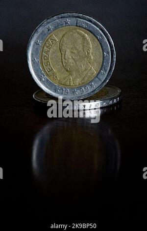 Due monete da euro del 1999, monete commemorative spagnole dedicate al re Juan Carlos I. Foto Stock