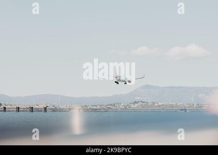 Corfù, Grecia 2022.10.04. Un aereo passeggeri che vola sull'acqua. Montagne enormi in lontananza. Foto Stock