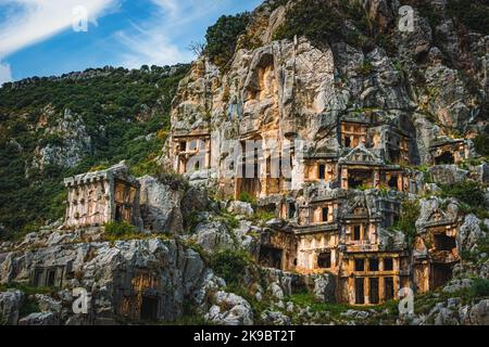 Le tombe scavate nella roccia nella città antica di Myra. Tombe Licie. Demre, Antalya, Turchia. Foto Stock