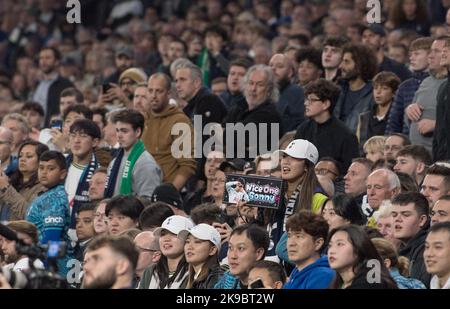 Londra, Regno Unito. 26th Ott 2022. Alcuni fan di Heung min-Son al Tottenham Hotspur. UEFA Champions League, gruppo D match, Tottenham Hotspur / Sporting Lisbon al Tottenham Hotspur Stadium di Londra mercoledì 26th ottobre 2022. Questa immagine può essere utilizzata solo per scopi editoriali. Solo per uso editoriale, licenza richiesta per uso commerciale. Nessun utilizzo nelle scommesse, nei giochi o nelle pubblicazioni di un singolo club/campionato/giocatore. pic by Sandra Mailer/Andrew Orchard SPORTS photography/Alamy Live news Credit: Andrew Orchard SPORTS photography/Alamy Live News Foto Stock
