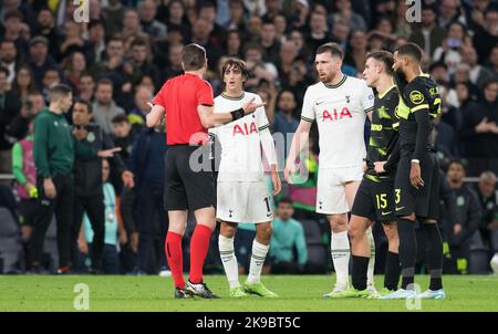 Pierre-Emile Hojbjerg e Bryan Gil di Tottenham Hotspur (c) appellano Referee Danny Makkelie (NED) dopo che l'obiettivo ritardato di Harry Kane è stato respinto dal VAR. UEFA Champions League, gruppo D match, Tottenham Hotspur / Sporting Lisbon al Tottenham Hotspur Stadium di Londra mercoledì 26th ottobre 2022. Questa immagine può essere utilizzata solo per scopi editoriali. Solo per uso editoriale, licenza richiesta per uso commerciale. Non è utilizzabile nelle scommesse, nei giochi o nelle pubblicazioni di un singolo club/campionato/giocatore. pic di Sandra Mailer/Andrew Orchard SPORTS photography/Alamy Live News Foto Stock