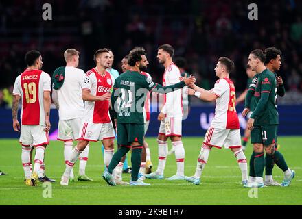 Mohamed Salah di Liverpool scuote le mani con Francisco Conceicao di Ajax alla fine del gruppo UEFA Champions League A match alla Johan Cruyff Arena di Amsterdam, Paesi Bassi. Data immagine: Mercoledì 26 ottobre 2022. Foto Stock