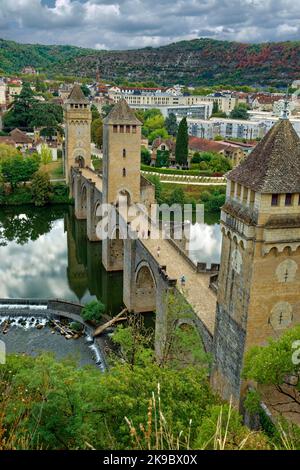 Il Pont Valentré attraverso il fiume Lot a Cahors nella regione Occitanie della Francia meridionale. Foto Stock