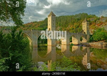 Il Pont Valentré attraverso il fiume Lot a Cahors nella regione Occitanie della Francia meridionale. Foto Stock