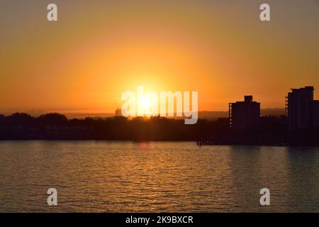 Alba autunnale sul Tamigi nella zona est di Londra Foto Stock