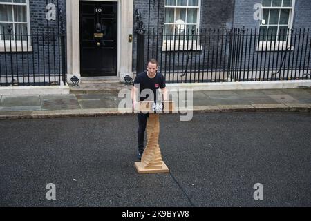 Londra, Regno Unito. 25th Ott 2022. Un membro dello staff di Downing Street crea il leggio per l'uscita del primo ministro britannico Liz Truss per fare la sua dichiarazione finale a Downing Street di fronte ai media nazionali e internazionali. Il nuovo primo ministro britannico Rishi Sunak farà una dichiarazione dopo aver incontrato Kings Charles a Buckingham Palace. Rishi Sunak è il primo primo primo primo ministro non bianco e il più giovane. Credit: SOPA Images Limited/Alamy Live News Foto Stock