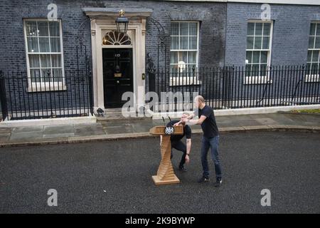 Londra, Regno Unito. 25th Ott 2022. I membri dello staff di Downing Street hanno creato il leggio per il primo ministro britannico Liz Truss per fare la sua dichiarazione finale a Downing Street di fronte ai media nazionali e internazionali. Il nuovo primo ministro britannico Rishi Sunak farà una dichiarazione dopo aver incontrato Kings Charles a Buckingham Palace. Rishi Sunak è il primo primo primo primo ministro non bianco e il più giovane. Credit: SOPA Images Limited/Alamy Live News Foto Stock