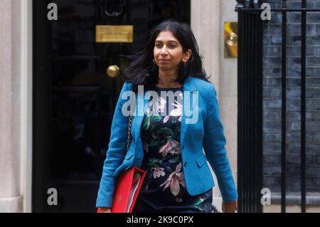 Segretario di casa, Suella Braverman, a Downing Street per una riunione del Gabinetto. Rishi Sunak è stato criticato per aver fatto la sua segretaria di casa. Foto Stock