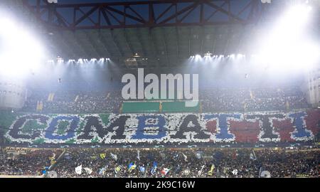 Milano, Italia. 26th Ott 2022. Italia, Milano, ottobre 26 2022: coreografia dei tifosi fc Inter durante l'ingresso di squadre per la presentazione della partita di calcio FC INTER vs FC VIKTORIA PLZEN, UCL 2022-2023 Gruppo C matchday5 stadio San Siro (Foto di Fabrizio Andrea Bertani/Pacific Press/Sipa USA) Credit: Sipa USA/Alamy Live News Foto Stock