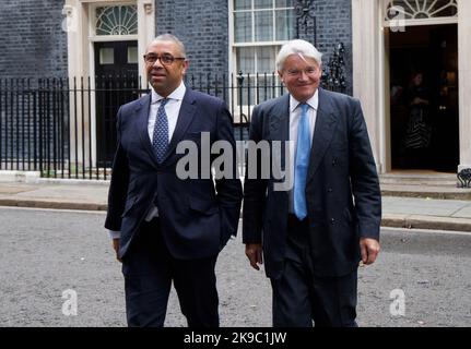 Andrew Mitchell, Ministro dello Stato (sviluppo e Africa) con James Scleverly, Ministro degli Esteri, a Downing Street per una riunione del Gabinetto. Foto Stock