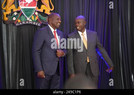 Nairobi, Kenya. 27th Ott 2022. Il presidente William Ruto e il vice presidente Rigathi Gachagua hanno visto durante la cerimonia di giuramento dei nuovi segretari di gabinetto alla Camera di Stato a Nairobi. (Foto di John Ochieng/SOPA Images/Sipa USA) Credit: Sipa USA/Alamy Live News Foto Stock