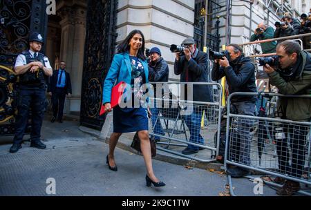 Segretario di casa, Suella Braverman, a Downing Street per una riunione del Gabinetto. Rishi Sunak è stato criticato per aver fatto la sua segretaria di casa. Foto Stock