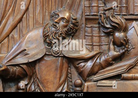 Saint-Augustin tenant le Coeur-Sacré. Scultura sur bois. Chaire. Eglise Saint-Gervais-et-Protais. Saint-Gervais-les-Bains. Alta Savoia. Auvergne-Rhô Foto Stock