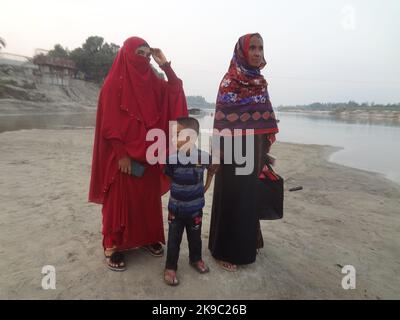 Naogaon, Bangladesh. 27th Ott 2022. Una famiglia aspetta di attraversare il fiume Atria durante il tramonto nella periferia del cappello Dhamoir del quartiere di Naogaon. (Credit Image: © MD Mehedi Hasan/ZUMA Press Wire) Credit: ZUMA Press, Inc./Alamy Live News Foto Stock