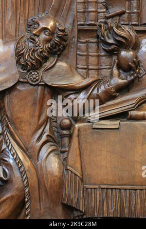 Saint-Augustin tenant le Coeur-Sacré. Scultura sur bois. Chaire. Eglise Saint-Gervais-et-Protais. Saint-Gervais-les-Bains. Alta Savoia. Auvergne-Rhô Foto Stock