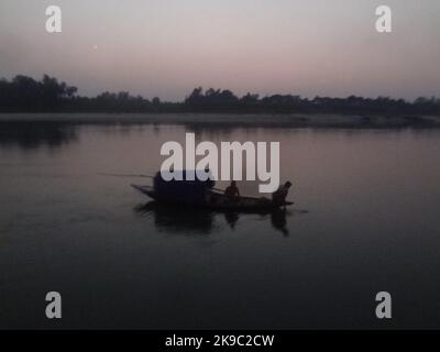 Naogaon, Bangladesh. 27th Ott 2022. Due barcisti catturano i pesci durante il tramonto sul fiume Atria, situato nella periferia del quartiere di Dhamoir Hat of Naogaon. (Credit Image: © MD Mehedi Hasan/ZUMA Press Wire) Credit: ZUMA Press, Inc./Alamy Live News Foto Stock