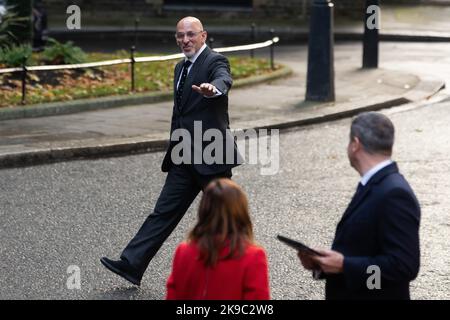 Londra, Regno Unito. 25th ottobre 2022. Nadhim Zahawi, Cancelliere del Ducato di Lancaster, arriva al 10 di Downing Street per l'ultima riunione del governo di Liz Truss poco prima che Rishi Sunak venga nominato primo Ministro. Rishi Sunak sarà nominato primo Ministro da Re Carlo III dopo aver vinto il concorso conservatore di leadership come unico candidato che ha ottenuto le richieste 100 candidature. Credit: Notizie dal vivo di Mark Kerrison/Alamy Foto Stock