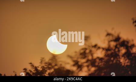 Solar Eclipse 2022 drammatico evento astronomico poetico distopico in teleobiettivo da vicino Foto Stock
