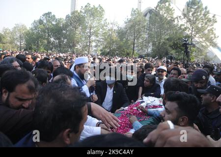 La gente porta la cesta del giornalista pakistano anziano ucciso Arshad Sharif per la preghiera funeraria, a Islamabad, Pakistan, Giovedi, 27 ottobre, 2022. Thousha Foto Stock