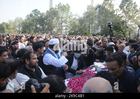 La gente porta la cesta del giornalista pakistano anziano ucciso Arshad Sharif per la preghiera funeraria, a Islamabad, Pakistan, Giovedi, 27 ottobre, 2022. Thousha Foto Stock