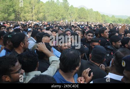 La gente porta la cesta del giornalista pakistano anziano ucciso Arshad Sharif per la preghiera funeraria, a Islamabad, Pakistan, Giovedi, 27 ottobre, 2022. Thousha Foto Stock