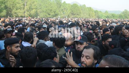 La gente porta la cesta del giornalista pakistano anziano ucciso Arshad Sharif per la preghiera funeraria, a Islamabad, Pakistan, Giovedi, 27 ottobre, 2022. Thousha Foto Stock