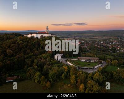 Foto ariea dell'abbazia benedettina di Pannonhalama in Ungheria. Incredibile edificio storico con una bella chiesa e biblioteca. Popolare destinazione turistica Foto Stock