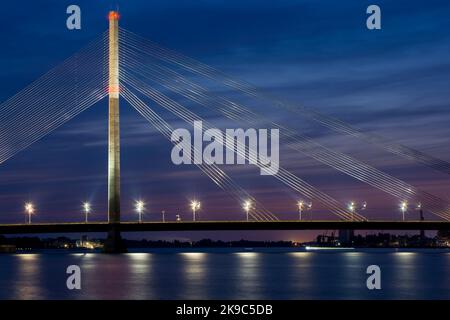 Ponte sospeso sul fiume Daugava a riga, Lettonia Foto Stock