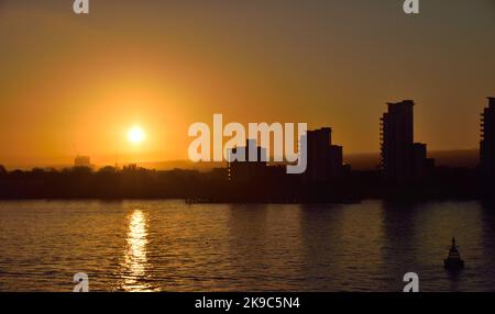 Alba autunnale sul Tamigi nella zona est di Londra Foto Stock