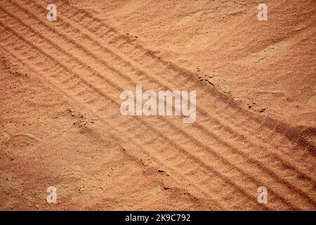 impronta di pneumatico sulla sabbia nel deserto Foto Stock