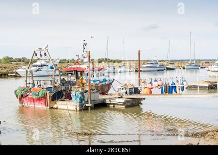 Imbarcazione da pesca ormeggiata al molo galleggiante Southwold Harbour, Suffolk 2022 Foto Stock