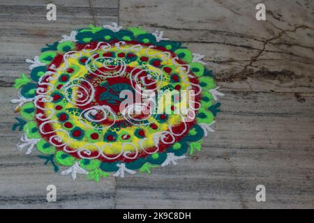 rangoli tradizionali indiani in occasione della festa festiva da diverse angolazioni Foto Stock