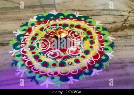 rangoli tradizionali indiani in occasione della festa festiva da diverse angolazioni Foto Stock