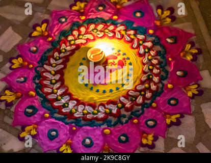 rangoli tradizionali indiani in occasione della festa festiva da diverse angolazioni Foto Stock