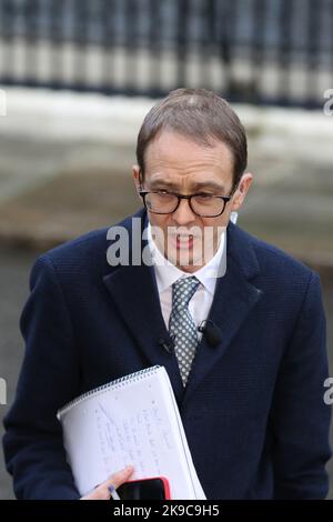 Londra, Regno Unito. 25th Ott 2022. Chris Mason BBC redattore politico a Downing Street, Londra, che riferisce sul cambio del primo ministro britannico. Credit: SOPA Images Limited/Alamy Live News Foto Stock