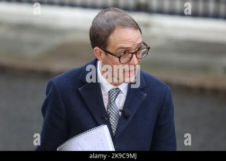 Londra, Regno Unito. 25th Ott 2022. Chris Mason BBC redattore politico a Downing Street, Londra, che riferisce sul cambio del primo ministro britannico. Credit: SOPA Images Limited/Alamy Live News Foto Stock