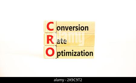 Simbolo di ottimizzazione del tasso di conversione CRO. Concetto di parole CRO tasso di conversione ottimizzazione su blocchi di legno su uno sfondo bianco bello. CRO aziendale Foto Stock