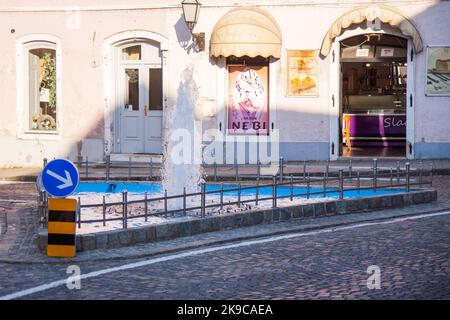 SAMOBOR, CROAZIA-22 maggio 2022: Vista cenica alla colorata architettura medievale in città barocca samobor, Croazia settentrionale Foto Stock